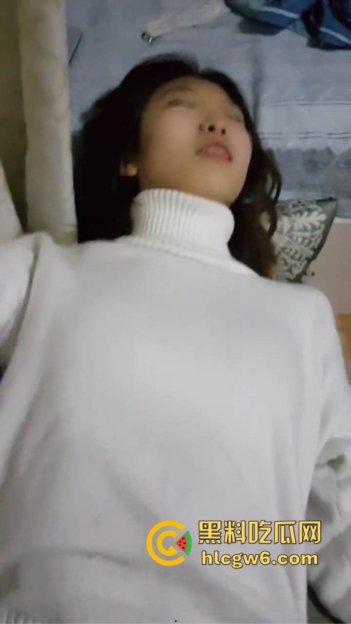 江苏南京初中教师【李婉如】跨年和男友视频通话，下面脱光被舔，全程骚到无法自控，年底断联前大家赶紧纪念一波！  第8张