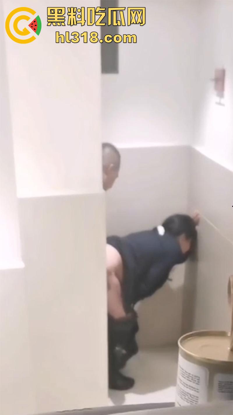 墨西哥最骚女警被曝光，在巡逻车偷情被抓后，其警局浴室性爱视频也被曝出，大奶肥臀真是性感啊！  第3张