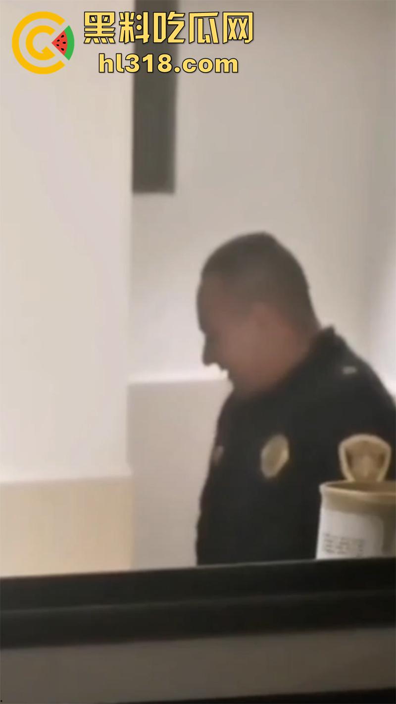 墨西哥最骚女警被曝光，在巡逻车偷情被抓后，其警局浴室性爱视频也被曝出，大奶肥臀真是性感啊！  第7张