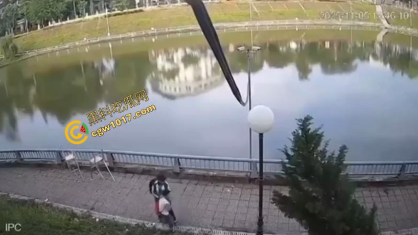 越南13岁男孩持刀暴走：将同学捅伤后推入湖中，辱骂激发致命仇恨，监控全程记录，复仇摄人心魄！  第1张