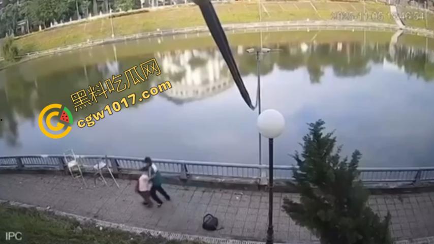 越南13岁男孩持刀暴走：将同学捅伤后推入湖中，辱骂激发致命仇恨，监控全程记录，复仇摄人心魄！  第3张