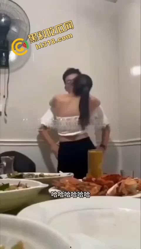 同学聚会惊现大奶初恋白月光，喝多非要炫耀胸大还强行舌吻，老公在家打游戏，这波到底谁才是现任？  第1张