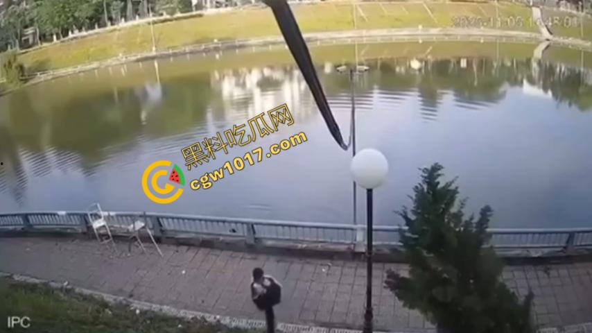 越南13岁男孩持刀暴走：将同学捅伤后推入湖中，辱骂激发致命仇恨，监控全程记录，复仇摄人心魄！  第7张