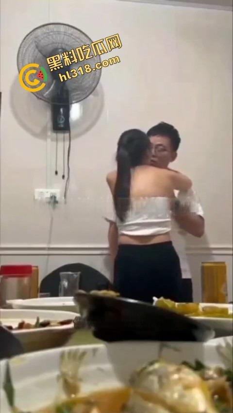 同学聚会惊现大奶初恋白月光，喝多非要炫耀胸大还强行舌吻，老公在家打游戏，这波到底谁才是现任？  第4张