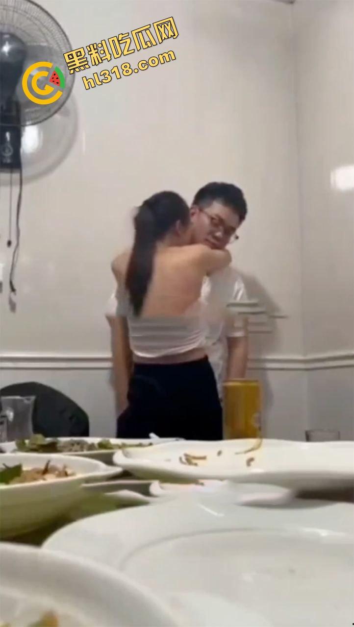 同学聚会惊现大奶初恋白月光，喝多非要炫耀胸大还强行舌吻，老公在家打游戏，这波到底谁才是现任？  第7张