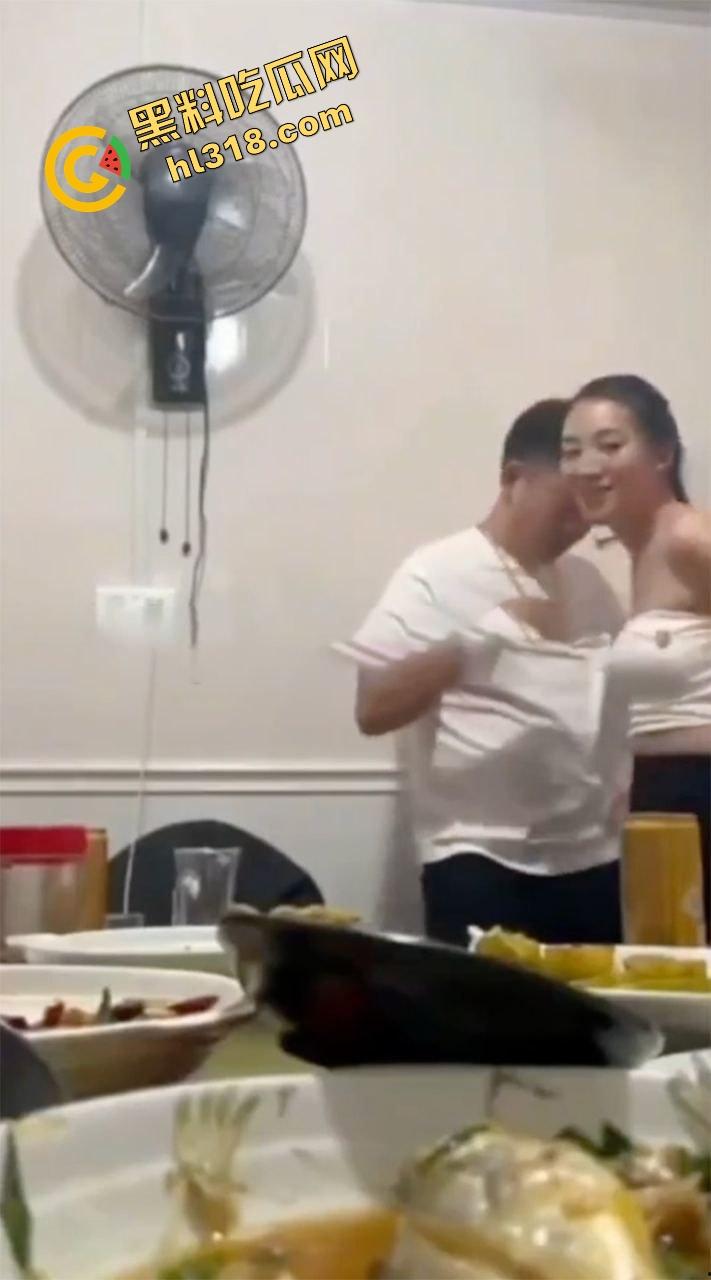 同学聚会惊现大奶初恋白月光，喝多非要炫耀胸大还强行舌吻，老公在家打游戏，这波到底谁才是现任？  第10张