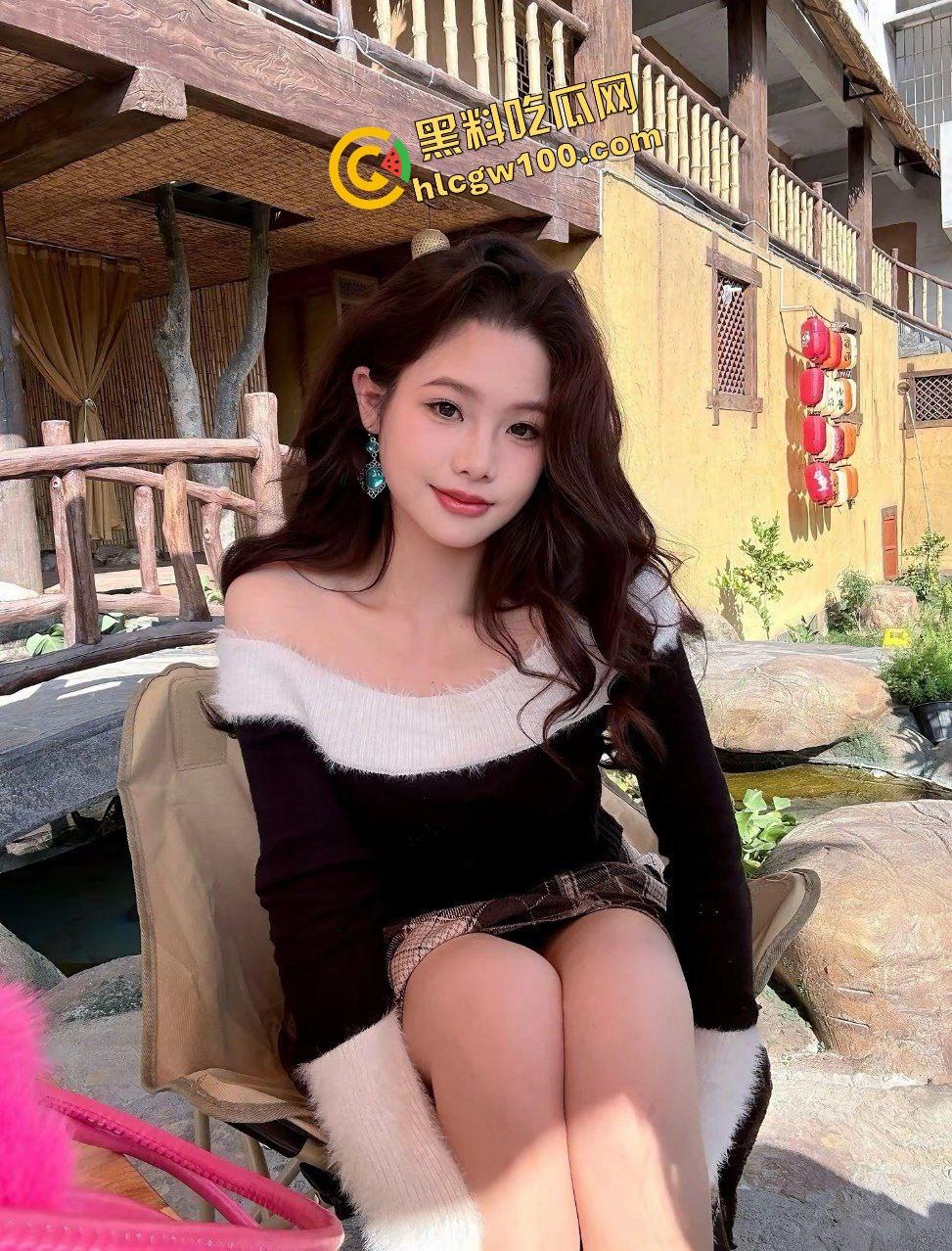 广西柳州韵味骚贱反差婊【谢萌】发骚自拍阴唇喷水，精神小伙暴力后入塞满骚逼！独家曝光流出！  第1张