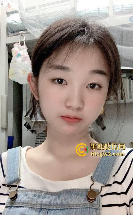 华中理工大学清纯反差婊学妹【黄梓萱】翻车 大尺度私密自拍被渣男曝光 情欲上头彻底沦陷！  第8张