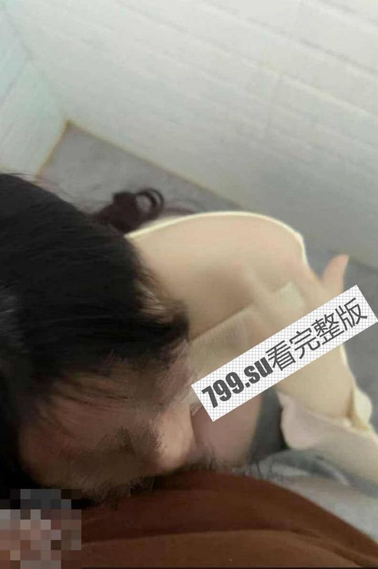 痴迷姐弟恋 【姐姐的小飞棍】 外面全是亲戚 我兽性大发把姐姐按在厕所爆菊  第2张