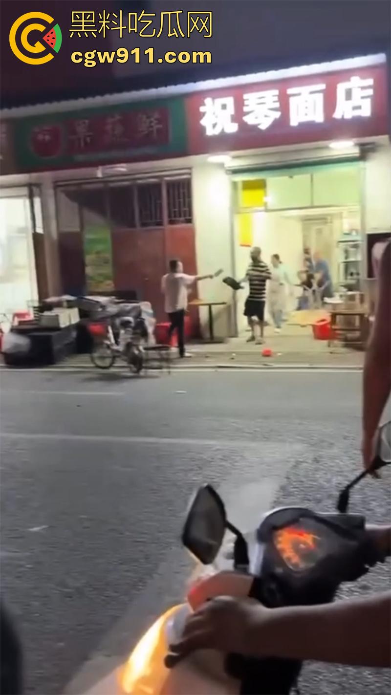 妻子出轨店老板，被老公发现持刀对峙，当街砍杀老婆和其老板，这是上班还是卖逼去了？真是活该啊！  第2张