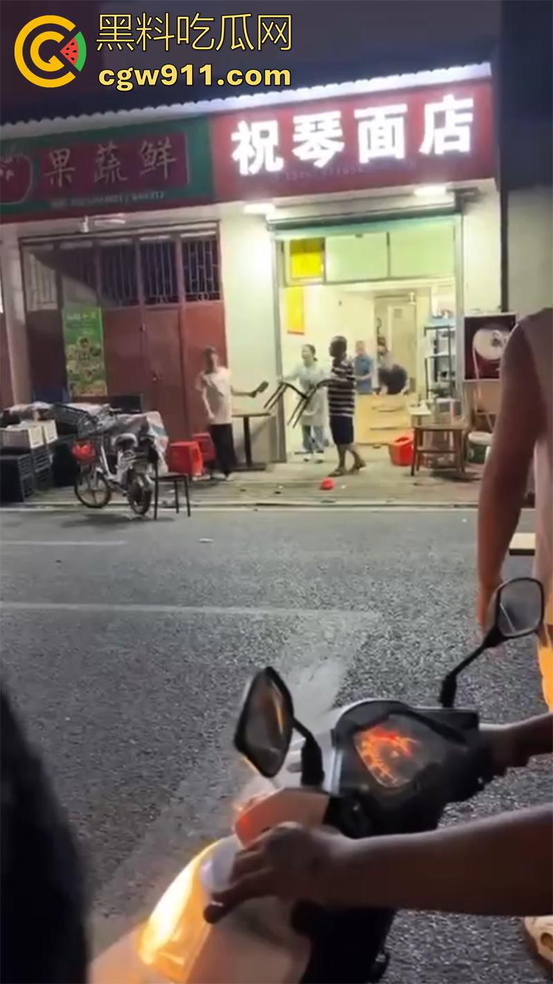 妻子出轨店老板，被老公发现持刀对峙，当街砍杀老婆和其老板，这是上班还是卖逼去了？真是活该啊！  第3张