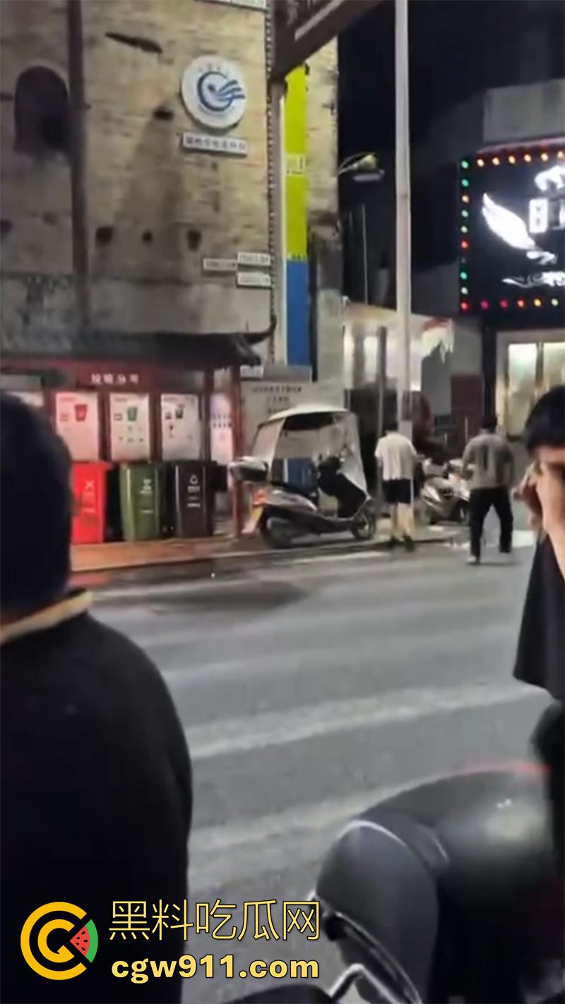 妻子出轨店老板，被老公发现持刀对峙，当街砍杀老婆和其老板，这是上班还是卖逼去了？真是活该啊！  第4张