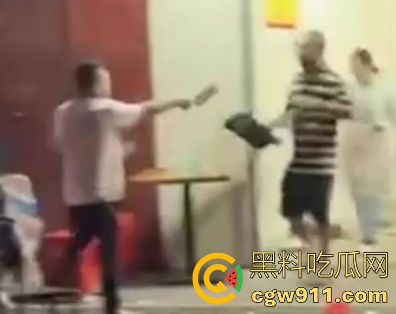 妻子出轨店老板，被老公发现持刀对峙，当街砍杀老婆和其老板，这是上班还是卖逼去了？真是活该啊！  第5张