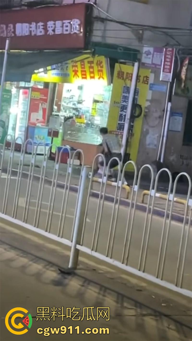 妻子出轨店老板，被老公发现持刀对峙，当街砍杀老婆和其老板，这是上班还是卖逼去了？真是活该啊！  第7张