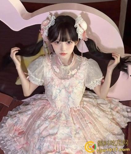 湖北武汉小萝莉被金主包养，穿白丝泳装做爱，年纪不大玩的挺花，各种调教完美配合，翘臀骑乘喷汁内射！  第1张