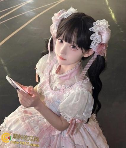 湖北武汉小萝莉被金主包养，穿白丝泳装做爱，年纪不大玩的挺花，各种调教完美配合，翘臀骑乘喷汁内射！  第2张