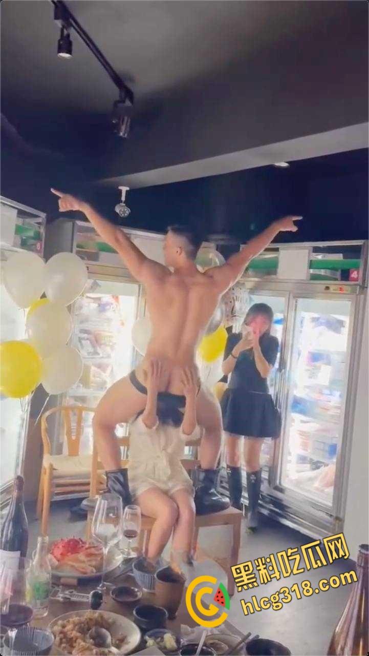 富婆包养腹肌男模，烧烤店玩高难度口交，M受虐属性尽显，带回酒店被各种姿势猛操，小粉穴都被操翻了！  第4张