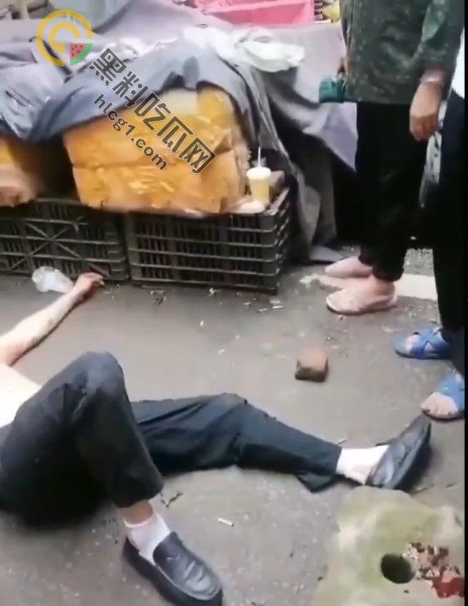 自贡富顺县板桥镇，为100元两混混大打出手，冲突升级拔刀相向，惨烈斗殴致一人丧命！  第5张