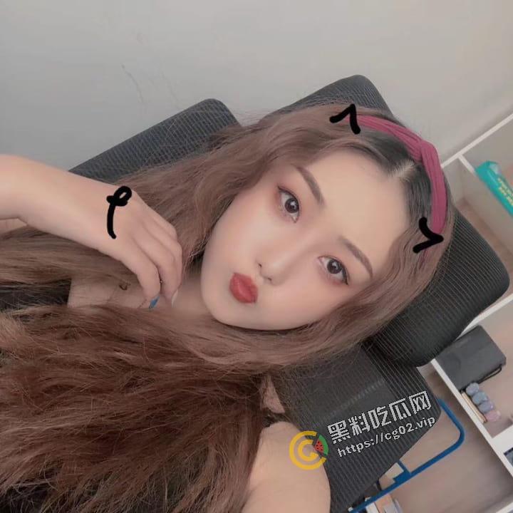 又是谁家的反差婊 饭局上当着朋友面 吃饭就干起来了？  第1张