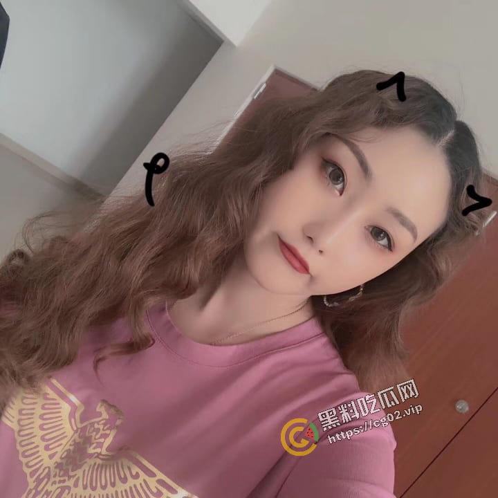 又是谁家的反差婊 饭局上当着朋友面 吃饭就干起来了？  第2张