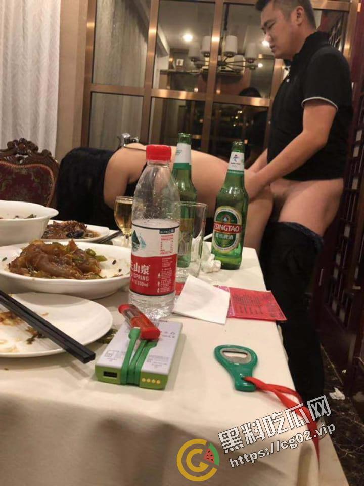 又是谁家的反差婊 饭局上当着朋友面 吃饭就干起来了？  第3张