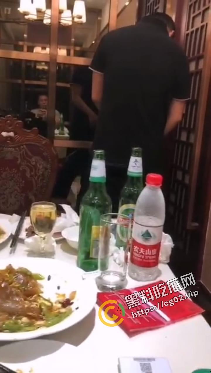 又是谁家的反差婊 饭局上当着朋友面 吃饭就干起来了？  第4张