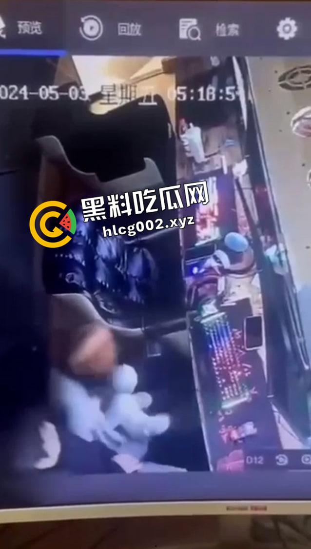 湖南邵阳塘渡口大瓜！情侣网吧里观音坐莲 头上就是监控 全程记录 视频流出  第2张