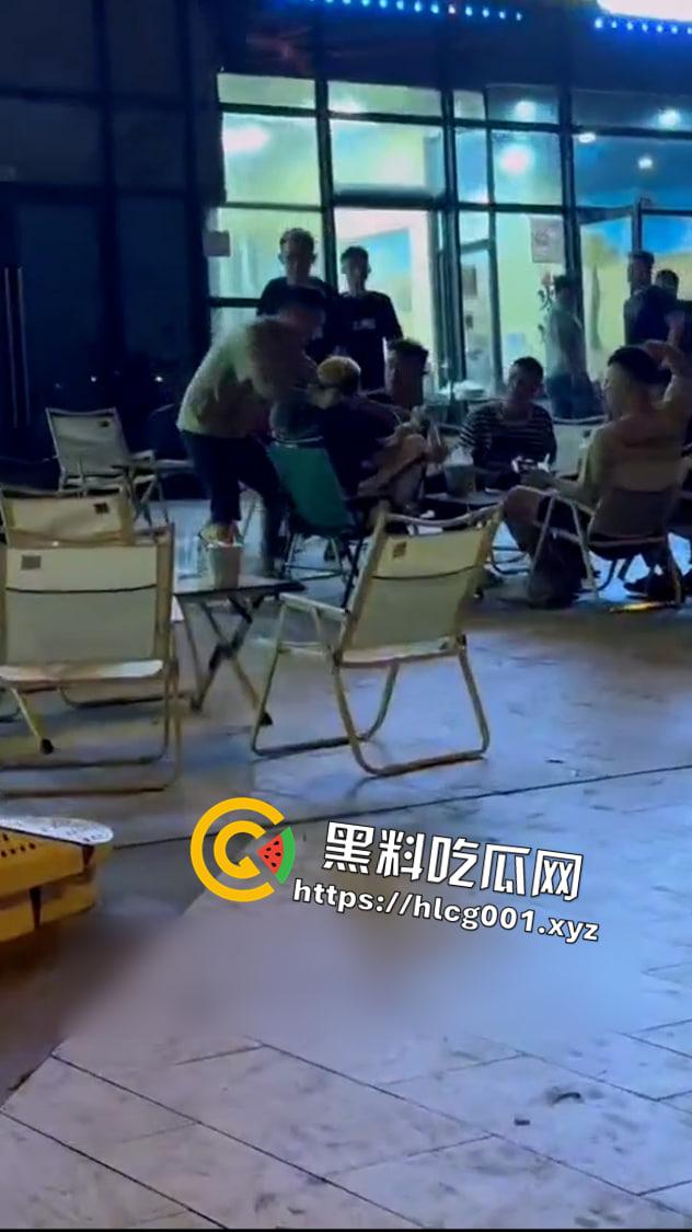 瓜友投稿 抖音网红【六六】因抢别人女朋友 户外直播时被抓住暴打 现场直达 前排吃瓜  第2张