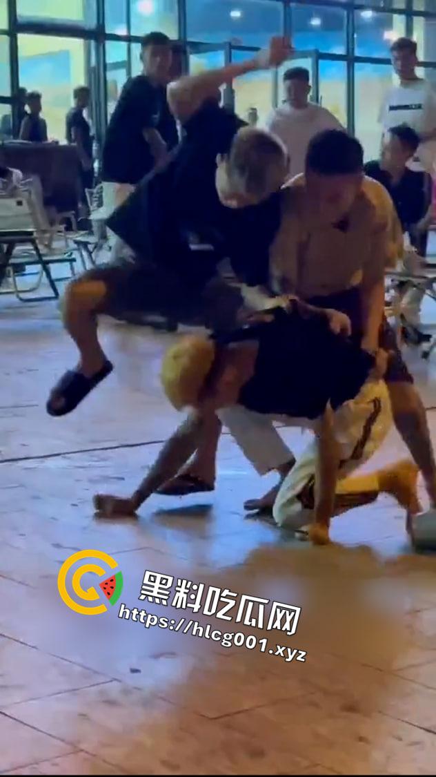 瓜友投稿 抖音网红【六六】因抢别人女朋友 户外直播时被抓住暴打 现场直达 前排吃瓜  第4张