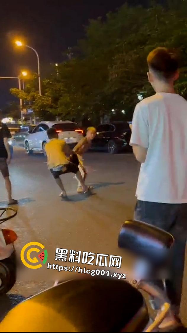 瓜友投稿 抖音网红【六六】因抢别人女朋友 户外直播时被抓住暴打 现场直达 前排吃瓜  第5张