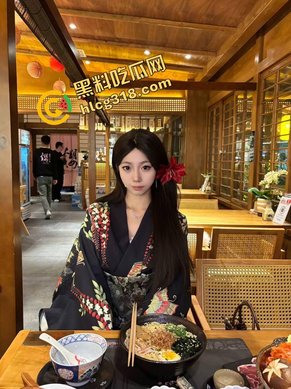 5cm真的没救了吗？看看这个富哥怎么用小鸡巴换来妹子跪舔的快乐人生，表情不是被操疼是怕转账停了！  第2张