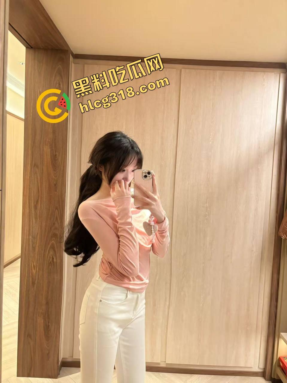 5cm真的没救了吗？看看这个富哥怎么用小鸡巴换来妹子跪舔的快乐人生，表情不是被操疼是怕转账停了！  第3张