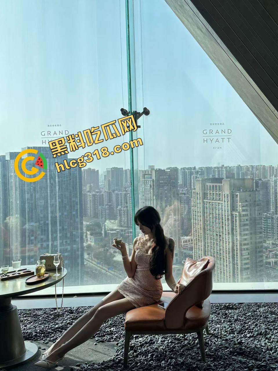 5cm真的没救了吗？看看这个富哥怎么用小鸡巴换来妹子跪舔的快乐人生，表情不是被操疼是怕转账停了！  第4张