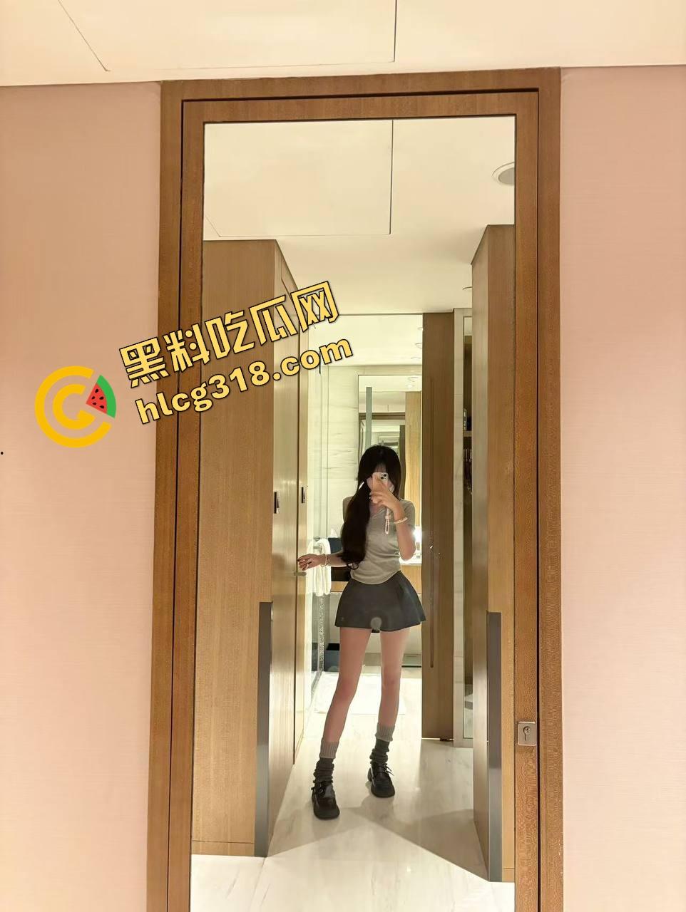 5cm真的没救了吗？看看这个富哥怎么用小鸡巴换来妹子跪舔的快乐人生，表情不是被操疼是怕转账停了！  第6张