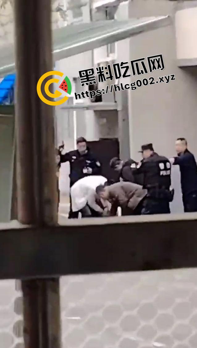 沈阳铁西芭提雅男子连砍9人 杀人后淡定逃离 现场血流满地 现场视频流出 前排吃瓜  第8张