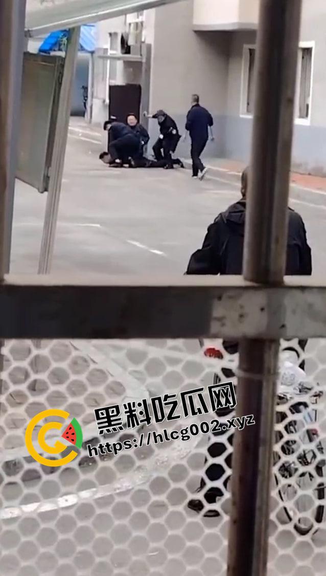 沈阳铁西芭提雅男子连砍9人 杀人后淡定逃离 现场血流满地 现场视频流出 前排吃瓜  第10张