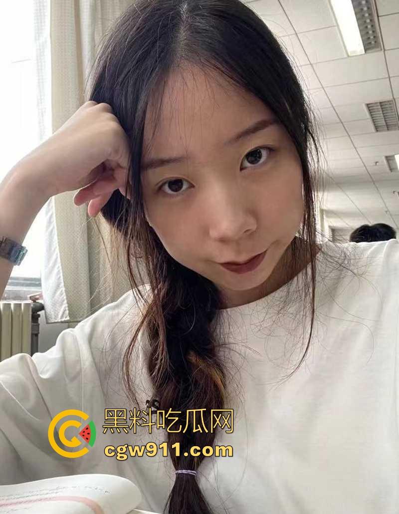 江苏盐城淫荡反差婊不雅视频泄露，超反差眼镜妹每天下班就是做爱，边口交边面对镜头比耶，撅起翘臀被猛操！  第1张