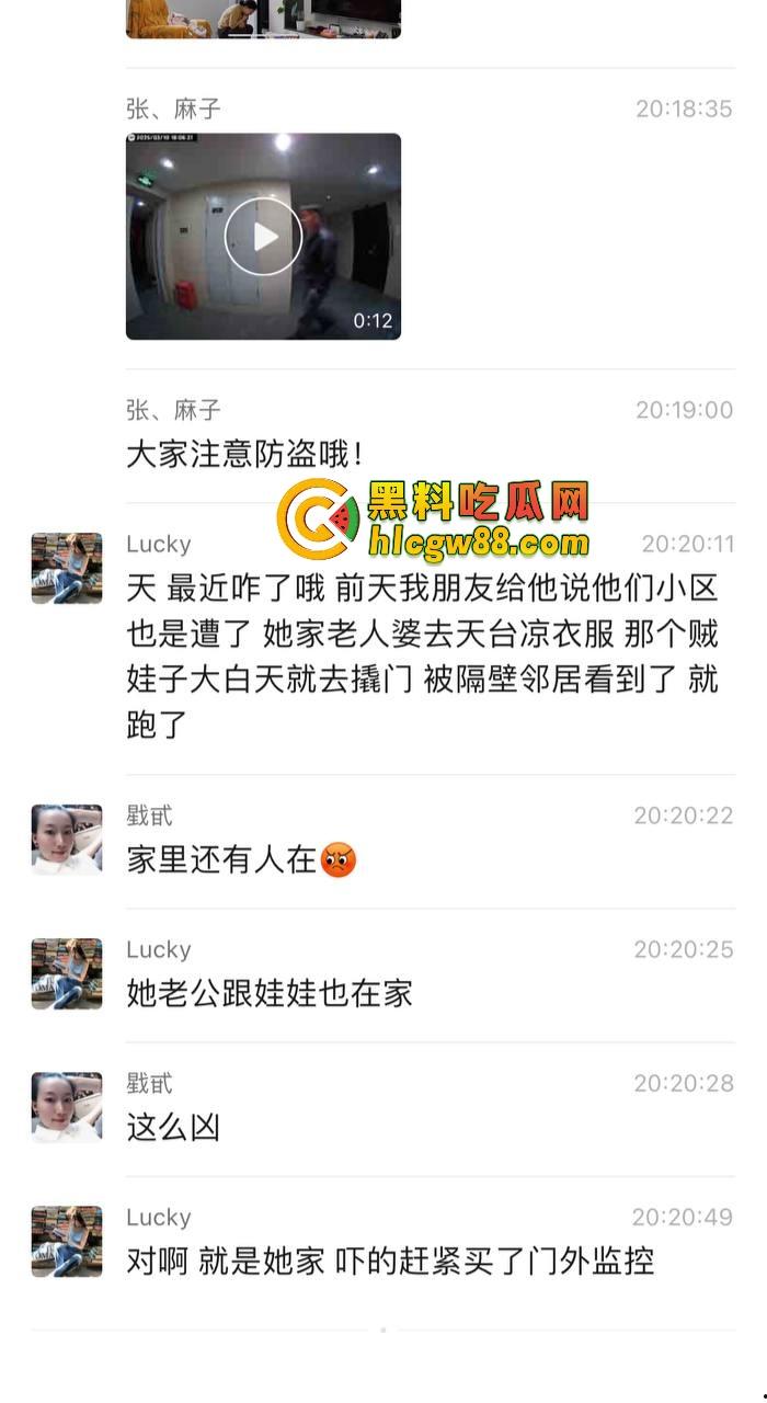 山东小区惊现饿疯贼娃子，大白天溜门撬锁，被发现撒腿就跑，半路还蹲阳台偷看，咋的？饿到不死心？  第1张