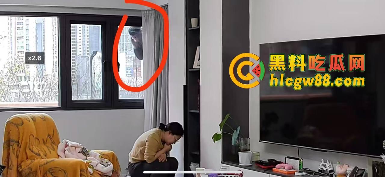 山东小区惊现饿疯贼娃子，大白天溜门撬锁，被发现撒腿就跑，半路还蹲阳台偷看，咋的？饿到不死心？  第2张