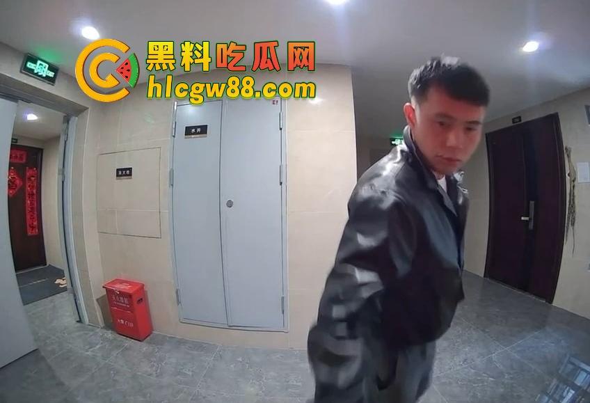 山东小区惊现饿疯贼娃子，大白天溜门撬锁，被发现撒腿就跑，半路还蹲阳台偷看，咋的？饿到不死心？  第4张