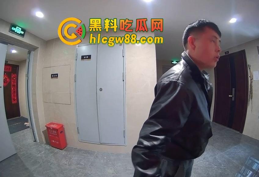 山东小区惊现饿疯贼娃子，大白天溜门撬锁，被发现撒腿就跑，半路还蹲阳台偷看，咋的？饿到不死心？  第5张