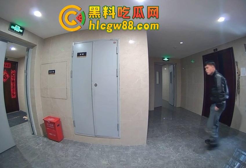 山东小区惊现饿疯贼娃子，大白天溜门撬锁，被发现撒腿就跑，半路还蹲阳台偷看，咋的？饿到不死心？  第6张