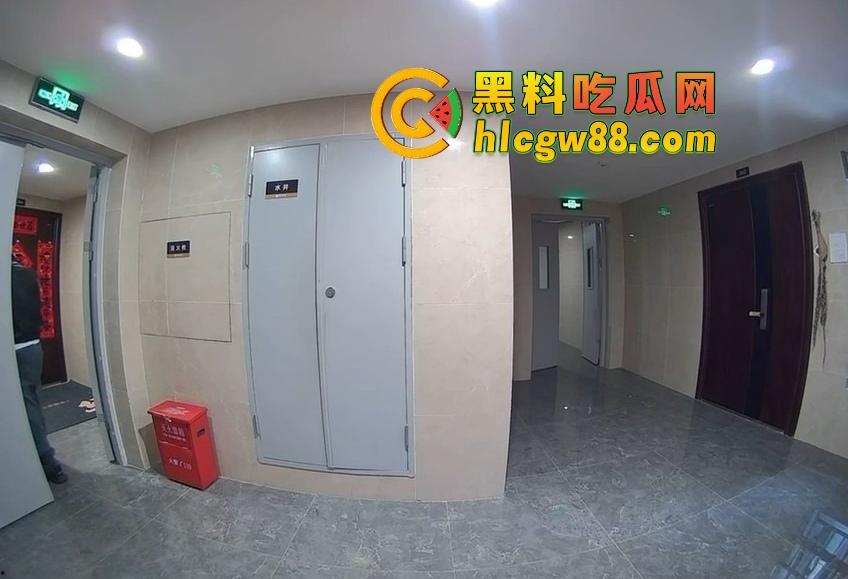 山东小区惊现饿疯贼娃子，大白天溜门撬锁，被发现撒腿就跑，半路还蹲阳台偷看，咋的？饿到不死心？  第9张