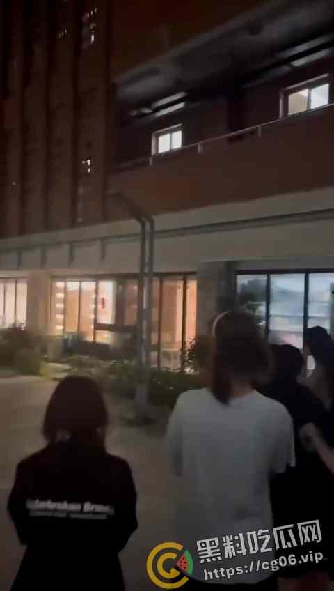 福建信息职业技术学院平潭校区情侣1楼落地窗前直接开干 被全校师生一览无余  第2张