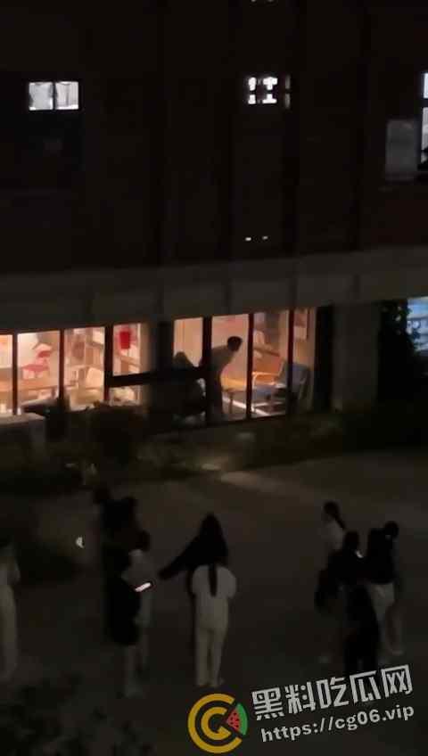 福建信息职业技术学院平潭校区情侣1楼落地窗前直接开干 被全校师生一览无余  第3张