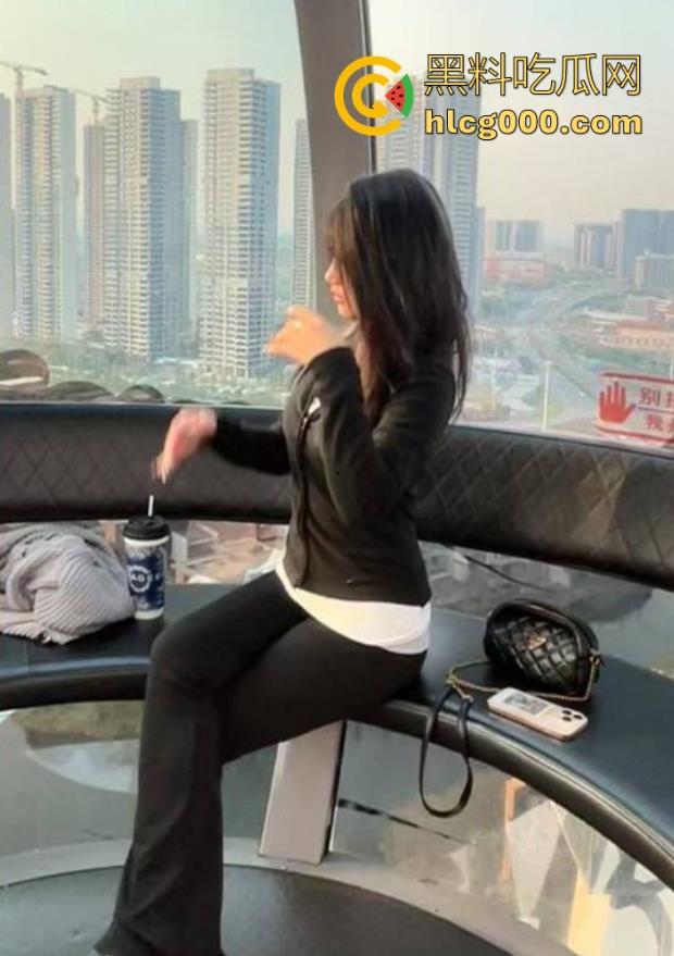 海角乱伦，半夜偷偷溜进小姨房间，卖力肏性感黑丝小姨，狂插猛操，超级紧的小穴每插一下都想射！  第1张