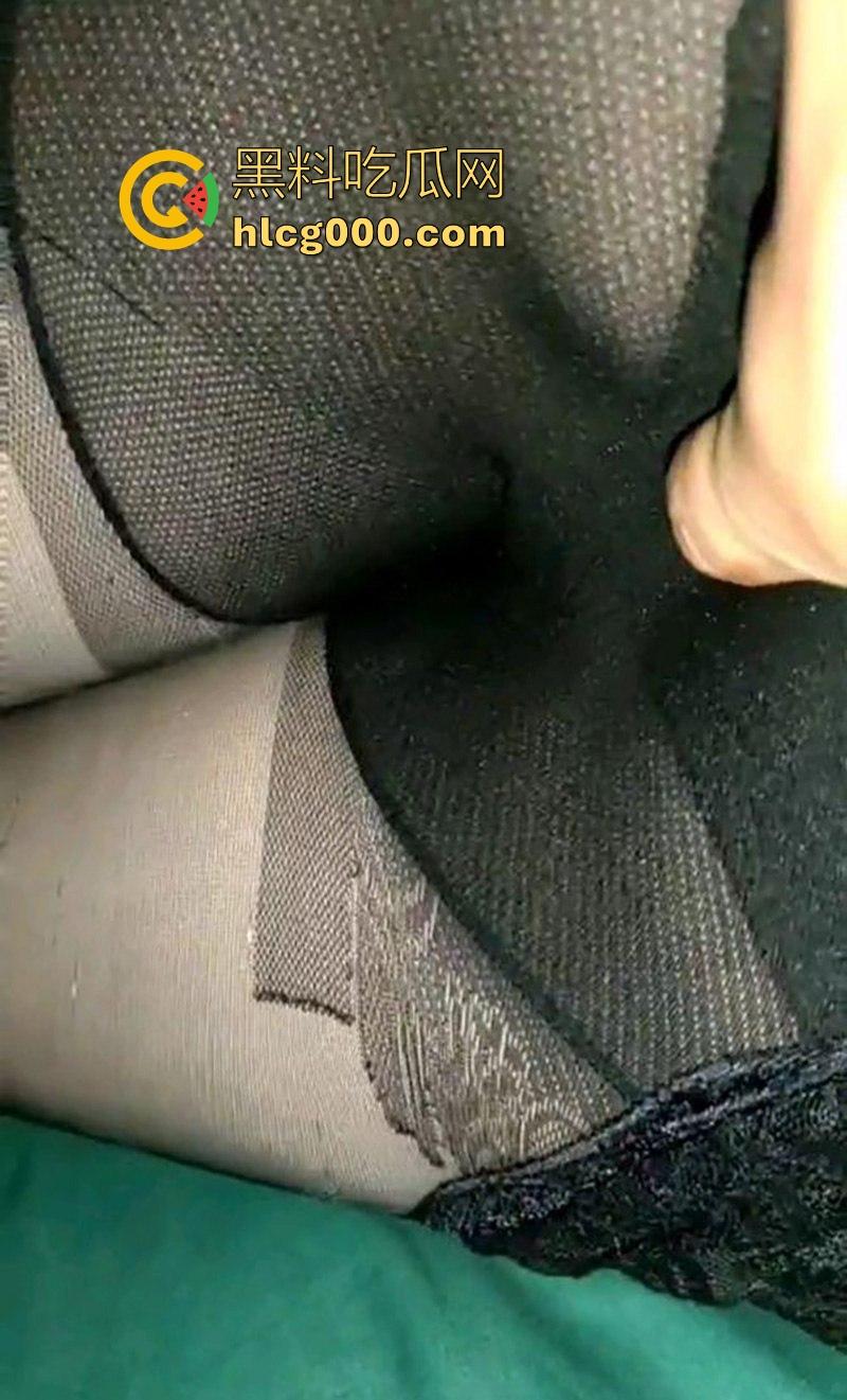 海角乱伦，半夜偷偷溜进小姨房间，卖力肏性感黑丝小姨，狂插猛操，超级紧的小穴每插一下都想射！  第3张