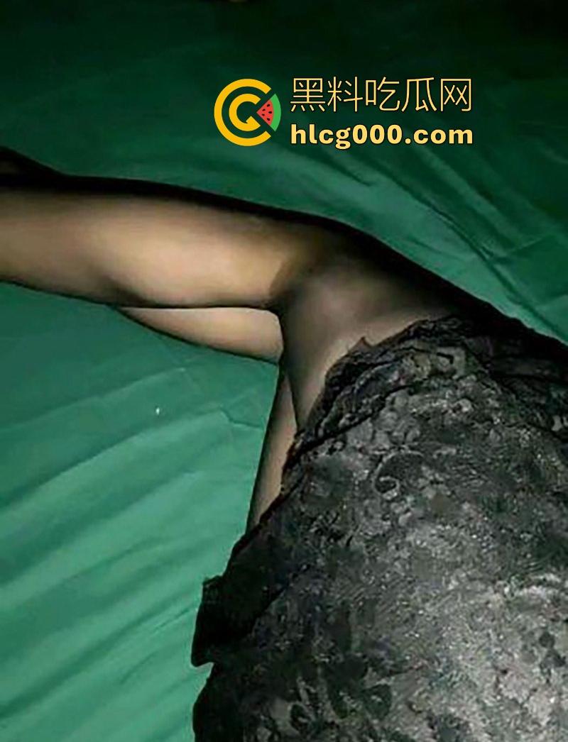 海角乱伦，半夜偷偷溜进小姨房间，卖力肏性感黑丝小姨，狂插猛操，超级紧的小穴每插一下都想射！  第4张