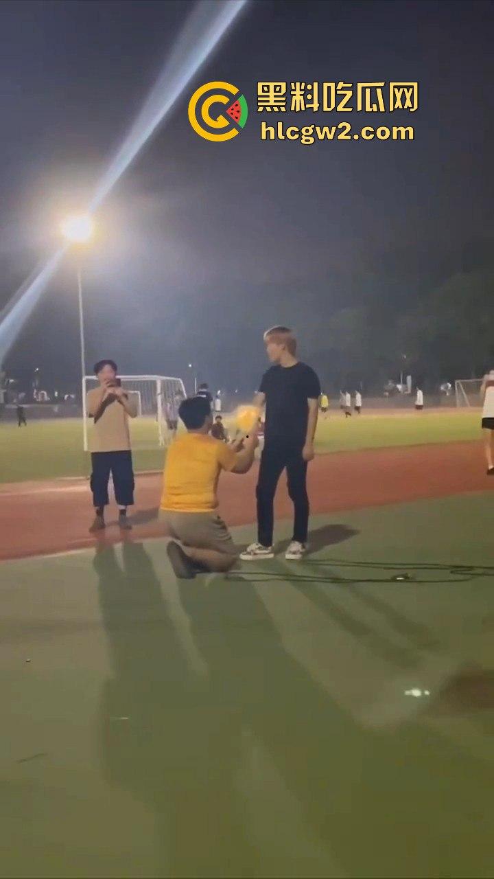 三亚北校区表白失败 男子向另一个男生求婚 吃瓜的直接被求到头上 无语问没事吧您？ 真是搞笑社死！  第1张