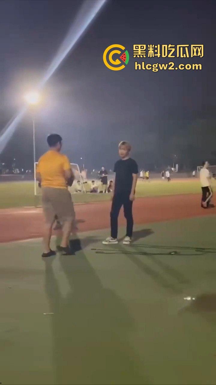 三亚北校区表白失败 男子向另一个男生求婚 吃瓜的直接被求到头上 无语问没事吧您？ 真是搞笑社死！  第2张